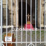 Pregare fuori, non si entra in Chiesa