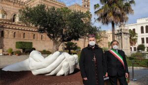 Inaugurata in Cattedrale “Give” opera di Lorenzo Quinn