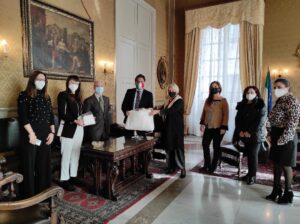 Studenti del “Lucia Mangano” donano mascherine “We love Sicily”