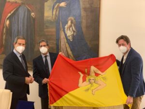 Coppa America: bandiera Sicilia nella base di Luna Rossa