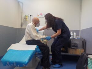 Covid: contagi e ospedalizzazioni in calo, ma rischio gli over 60