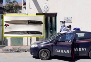 Litigano per il cane e lui lo accoltella