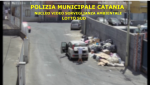 Incivili ripresi dalle telecamere mentre gettano spazzatura per strada