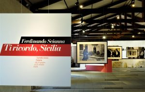 Apre la mostra di Scianna con 80 fotografie: Ti ricordo, Sicilia.